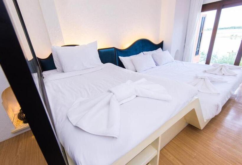 هتل Baan Talay See Cream Resort