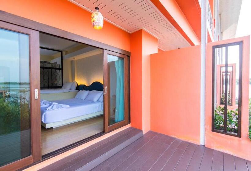 هتل Baan Talay See Cream Resort
