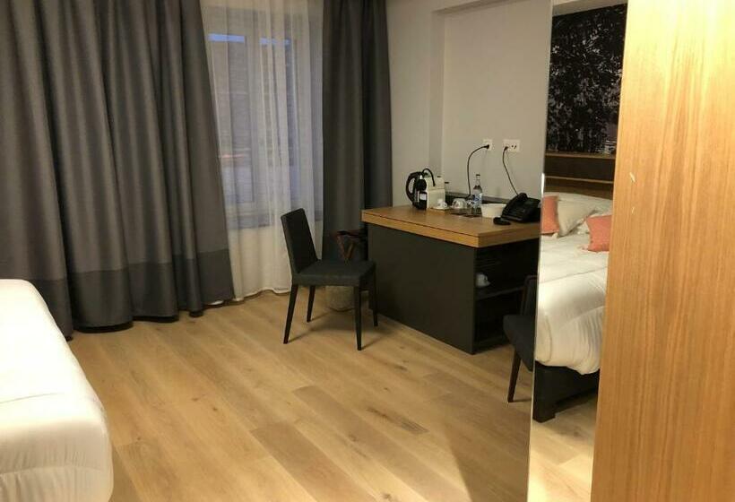 هتل Auberge De La Tour