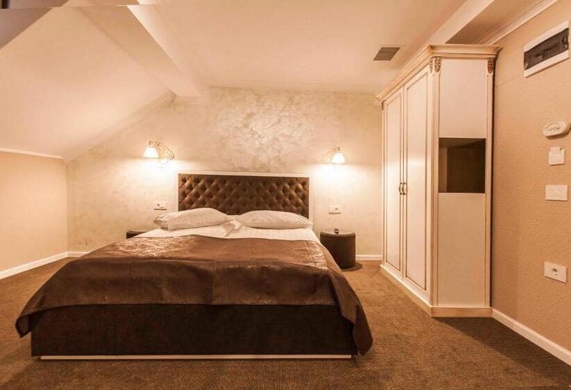 Отель Camelot Resort