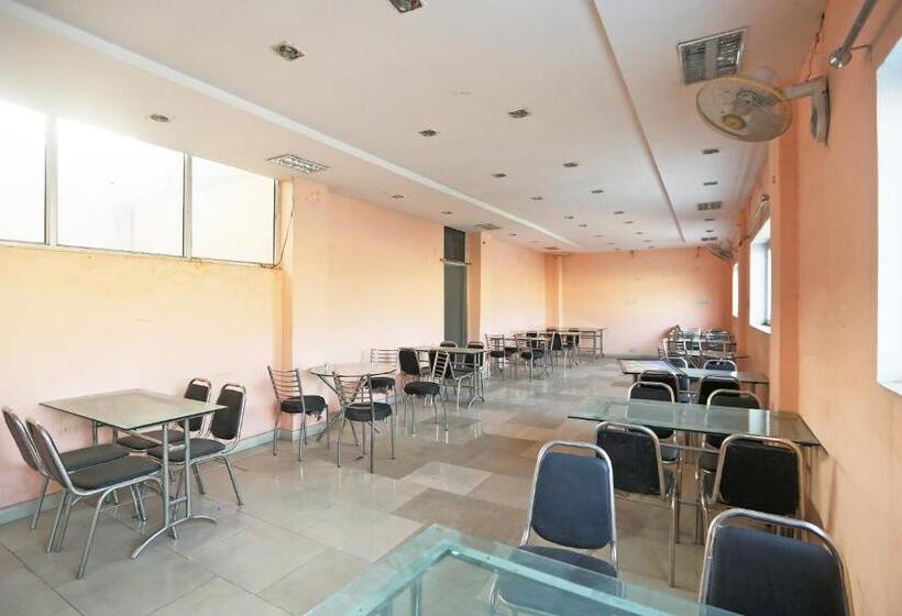 Отель Oyo 63063 Yadav And Restaurant