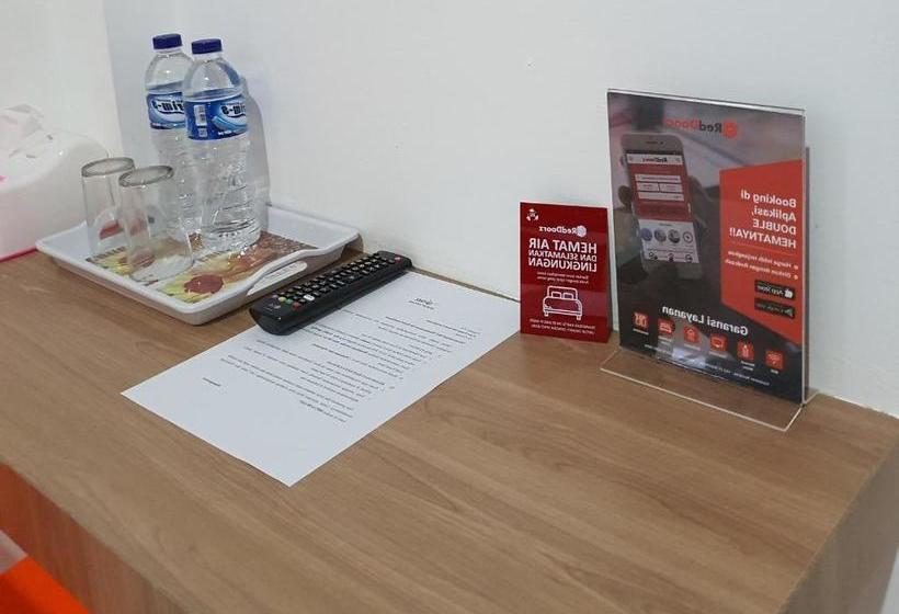 Отель Reddoorz Near Citraland Gama City Medan