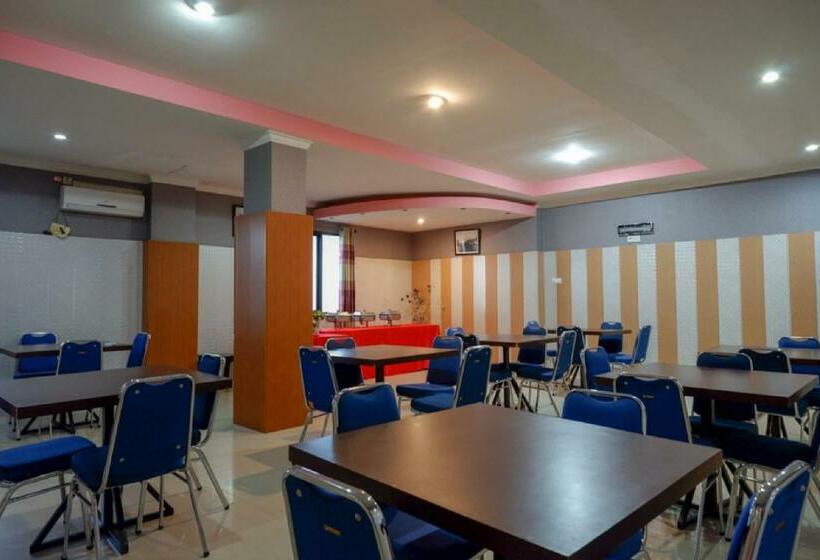 هتل Reddoorz Near Citraland Waterpark Kendari