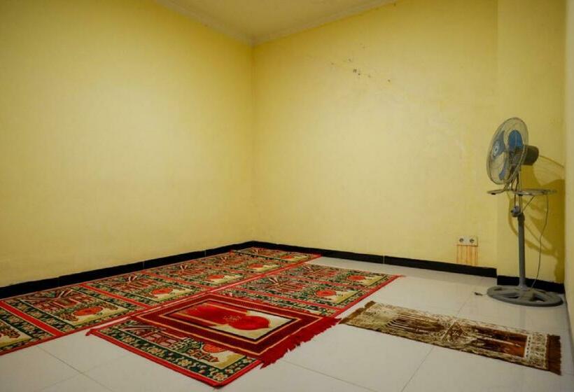 هتل Reddoorz Near Citraland Waterpark Kendari