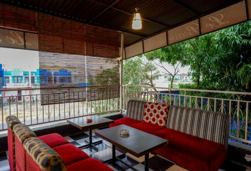 هتل Reddoorz Near Citraland Waterpark Kendari