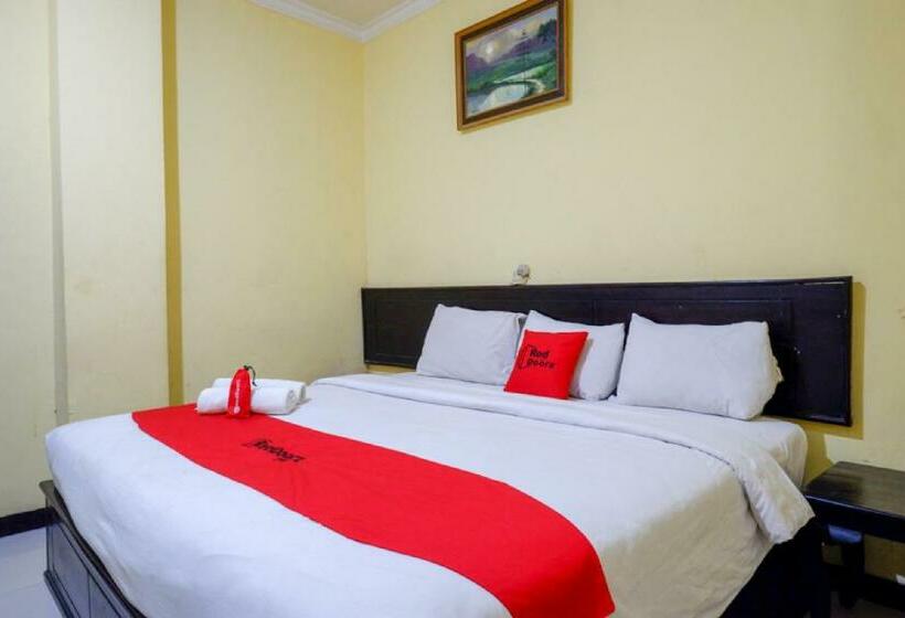 هتل Reddoorz Near Citraland Waterpark Kendari