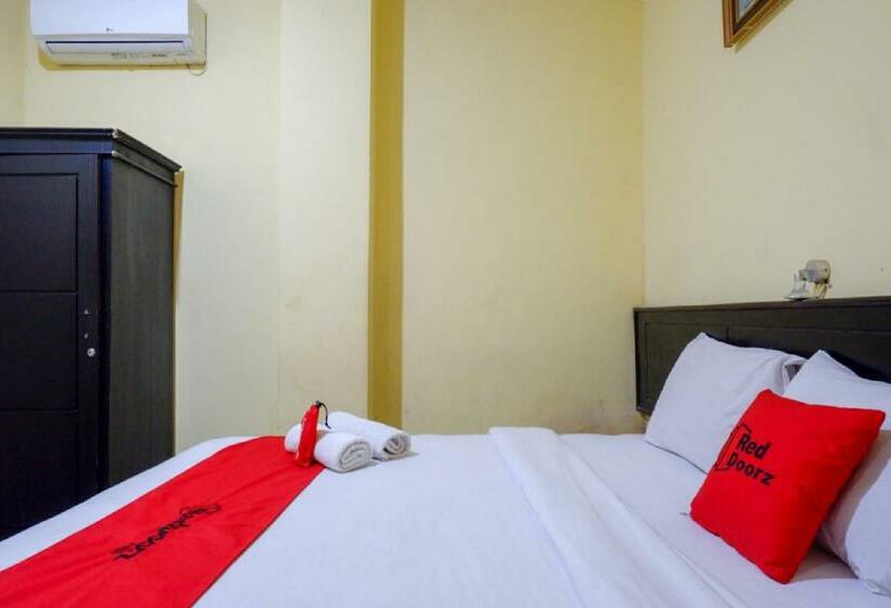 هتل Reddoorz Near Citraland Waterpark Kendari