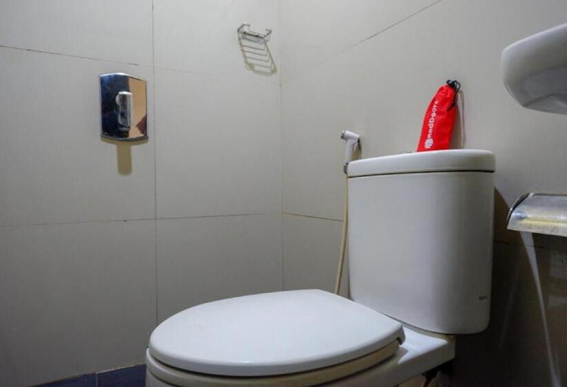 هتل Reddoorz Near Citraland Waterpark Kendari