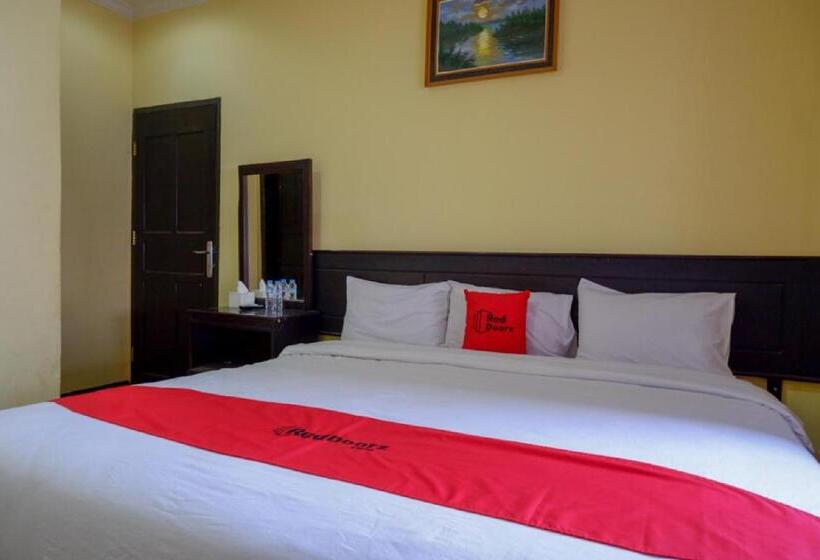 هتل Reddoorz Near Citraland Waterpark Kendari