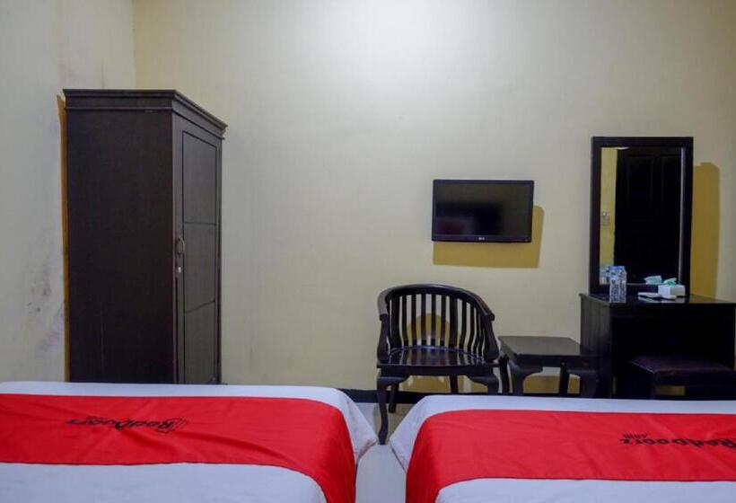 هتل Reddoorz Near Citraland Waterpark Kendari