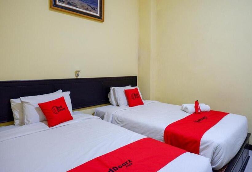 هتل Reddoorz Near Citraland Waterpark Kendari