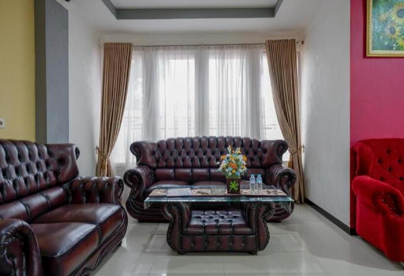 هتل Reddoorz Near Citraland Waterpark Kendari