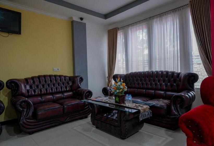 هتل Reddoorz Near Citraland Waterpark Kendari