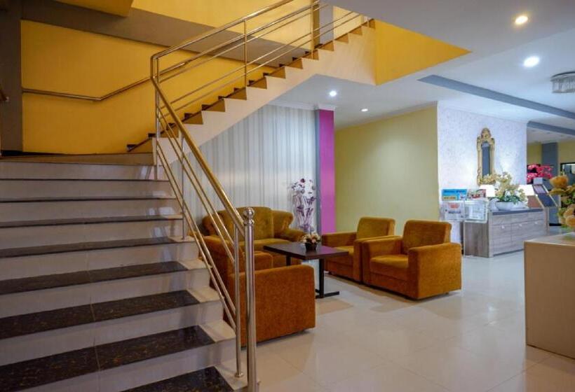هتل Reddoorz Near Citraland Waterpark Kendari