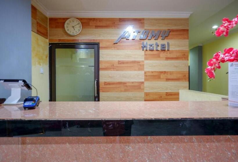 هتل Reddoorz Near Citraland Waterpark Kendari