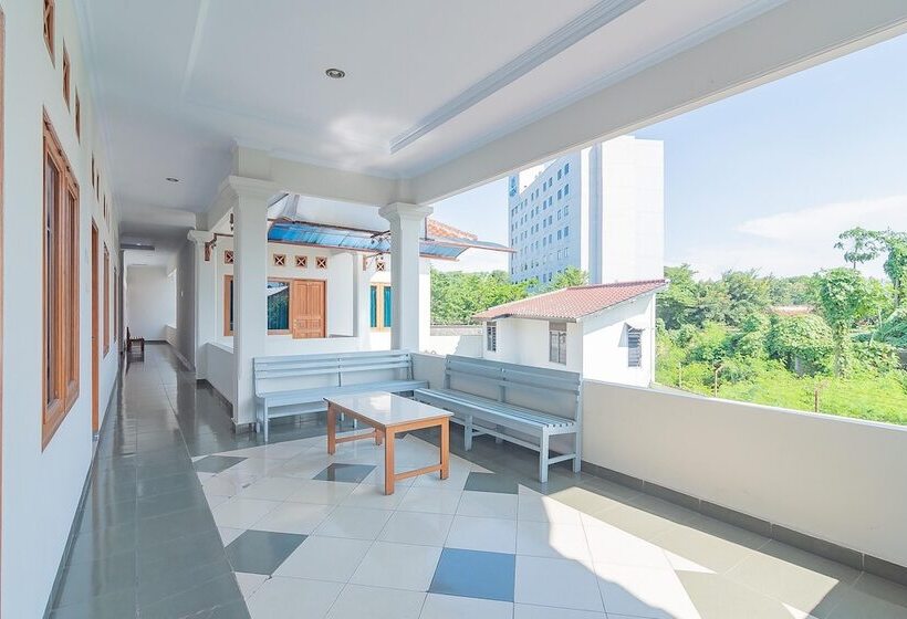 פנסיון Reddoorz @ Pemuda Street Cirebon