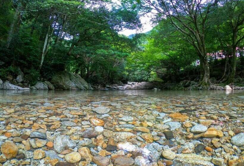 منتجع Riverside Lodge