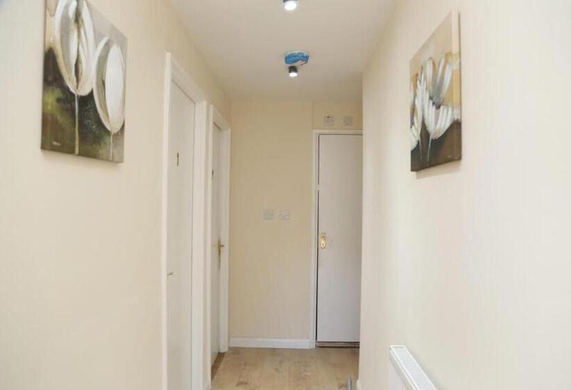 بنسيون A A Guest Rooms Thamesmead