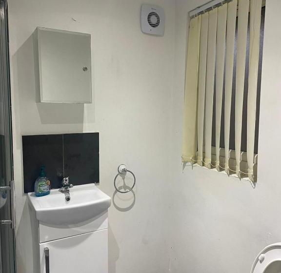 بنسيون A A Guest Rooms Thamesmead