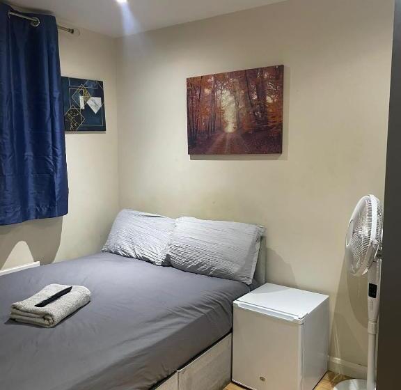 بنسيون A A Guest Rooms Thamesmead