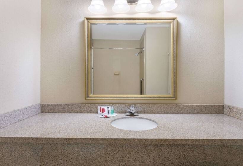 هتل Days Inn By Wyndham Semmes Mobile