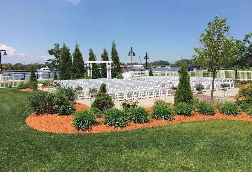 فندق Doubletree By Hilton Bay City Riverfront