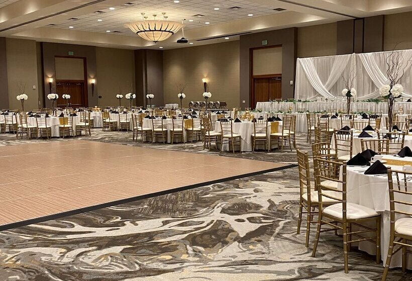 فندق Doubletree By Hilton Bay City Riverfront