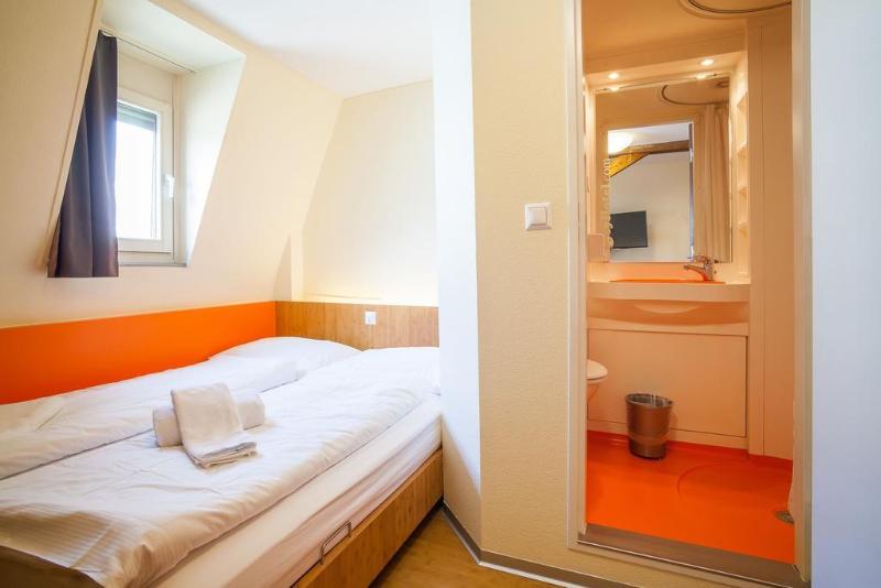 Easyhotel Basel   Self Service And Self Check In