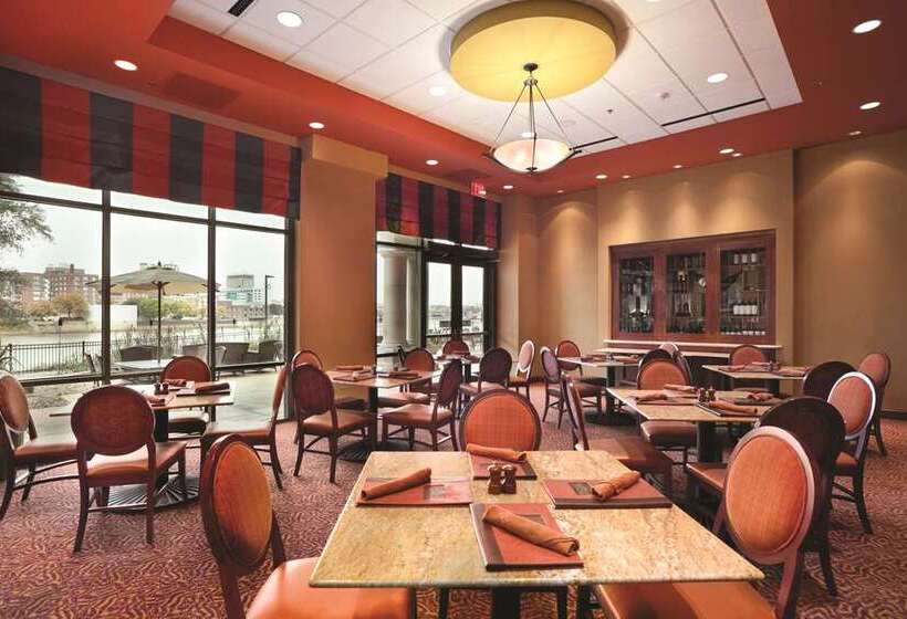 هتل Embassy Suites By Hilton E Peoria Riverfront Conf Center