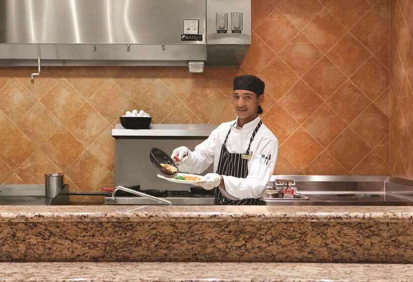 هتل Embassy Suites By Hilton E Peoria Riverfront Conf Center