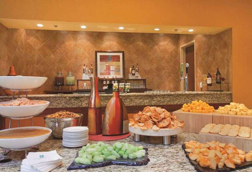 هتل Embassy Suites By Hilton E Peoria Riverfront Conf Center