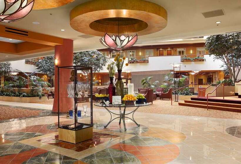 هتل Embassy Suites By Hilton E Peoria Riverfront Conf Center
