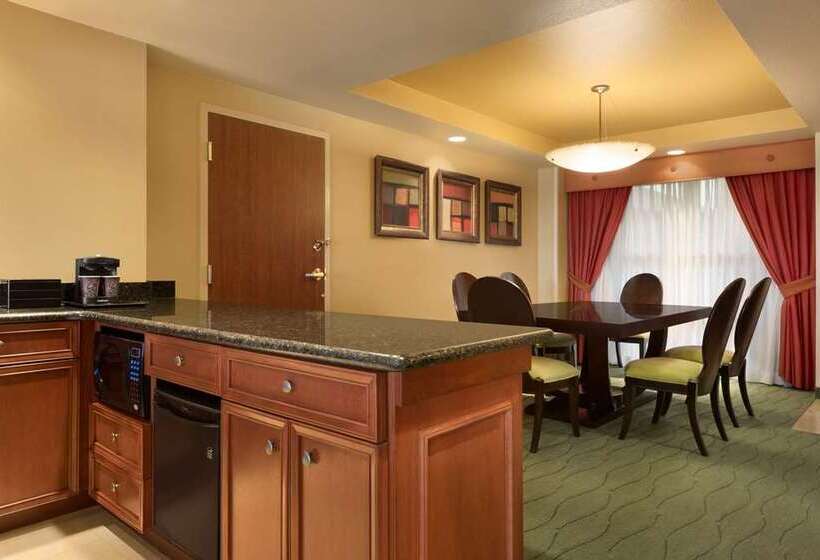 هتل Embassy Suites By Hilton E Peoria Riverfront Conf Center
