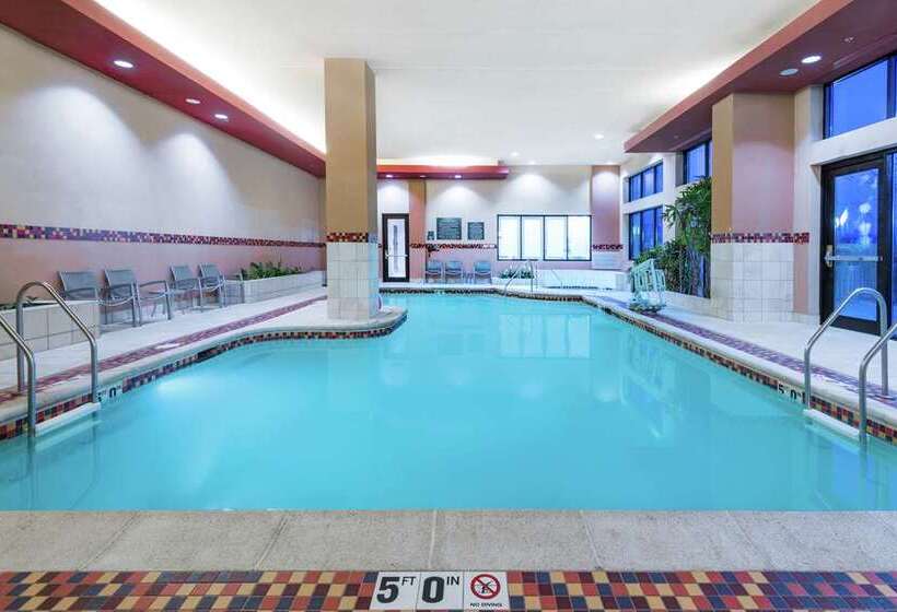 هتل Embassy Suites By Hilton St. Louis St. Charles