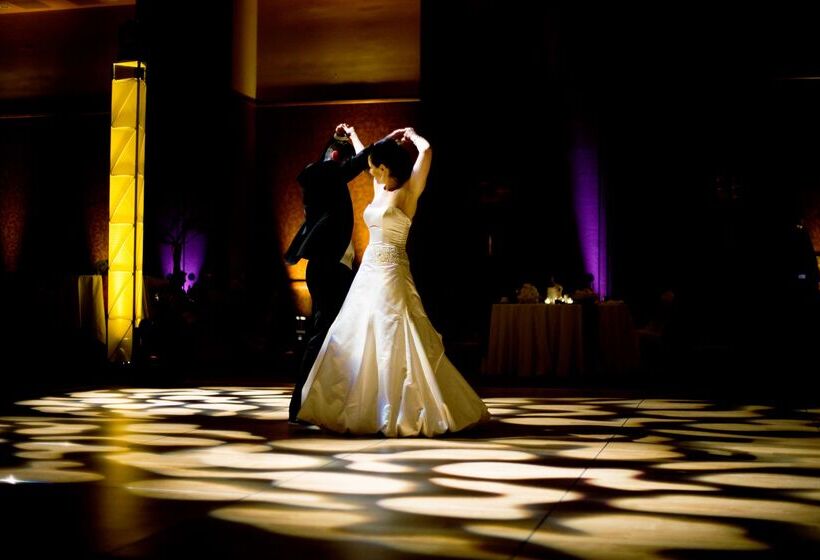 هتل Embassy Suites By Hilton E Peoria Riverfront Conf Center