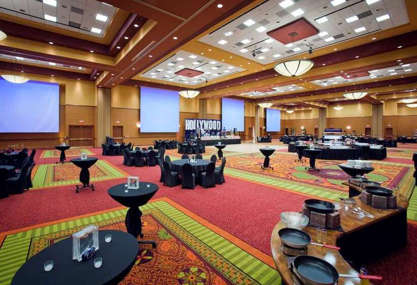 هتل Embassy Suites By Hilton E Peoria Riverfront Conf Center