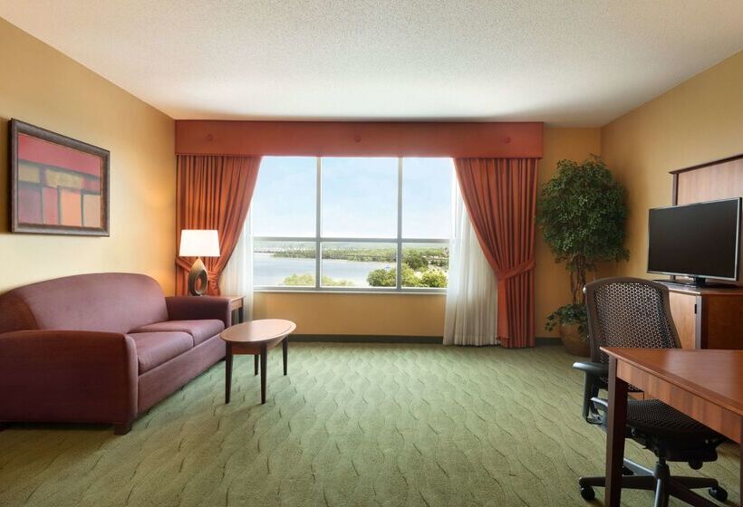 هتل Embassy Suites By Hilton E Peoria Riverfront Conf Center