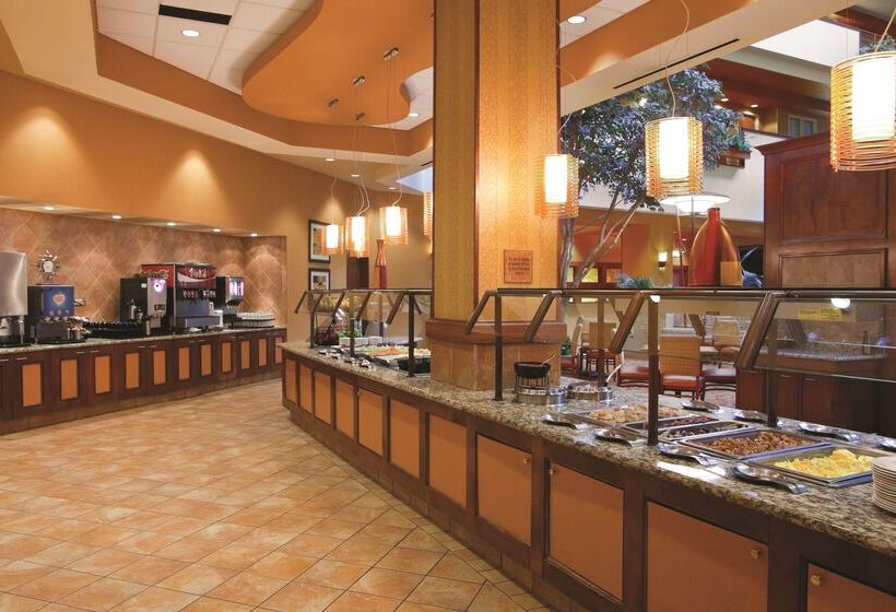 هتل Embassy Suites By Hilton E Peoria Riverfront Conf Center