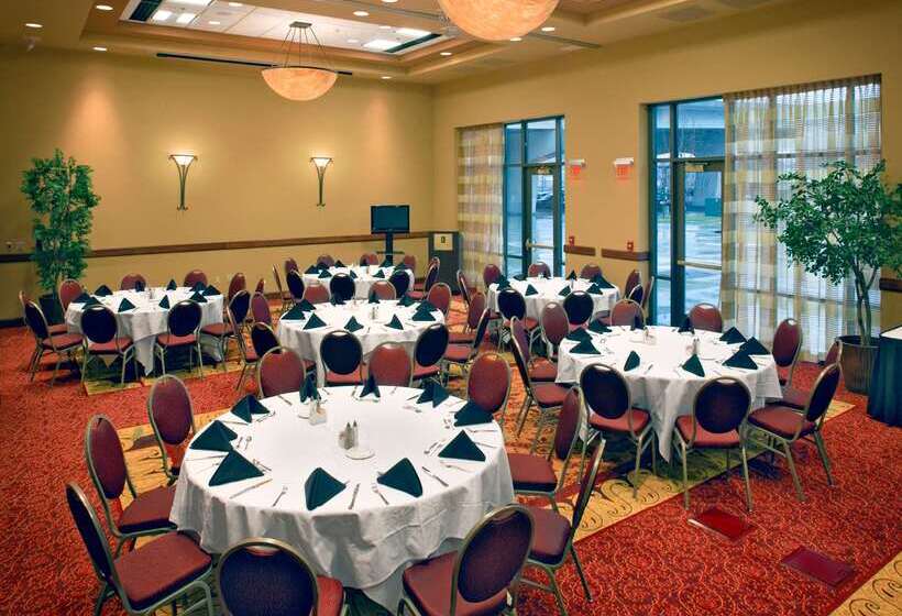 هتل Embassy Suites By Hilton E Peoria Riverfront Conf Center