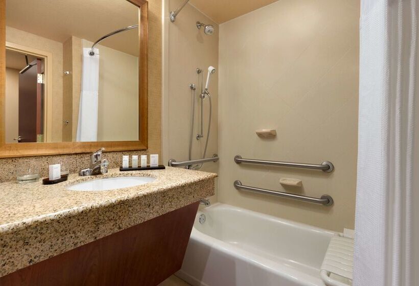 هتل Embassy Suites By Hilton E Peoria Riverfront Conf Center