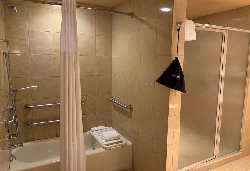 هتل Embassy Suites By Hilton E Peoria Riverfront Conf Center