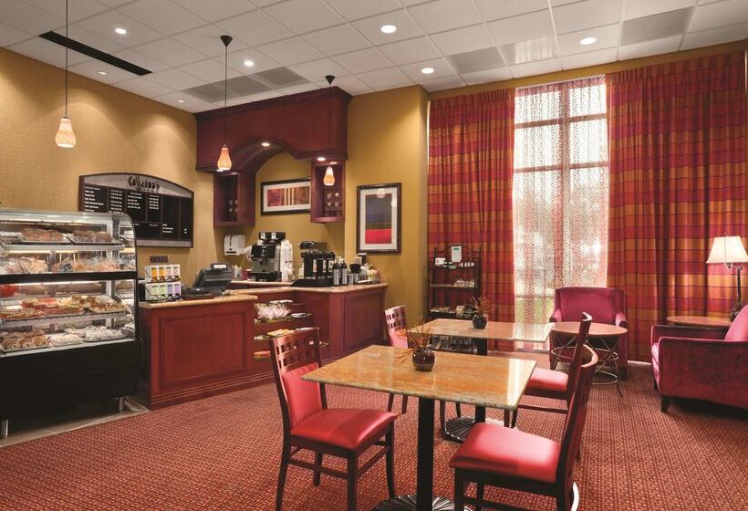 هتل Embassy Suites East Peoria  & Riverfront Co