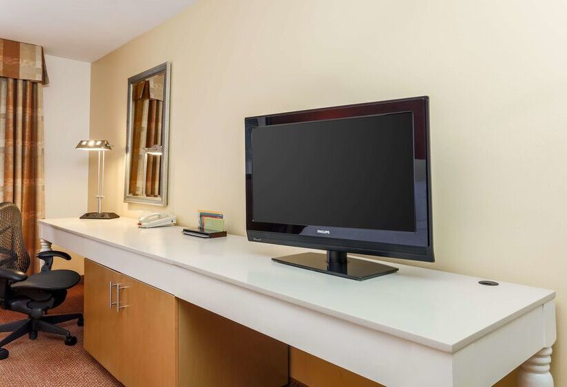 هتل Hilton Garden Inn Anchorage