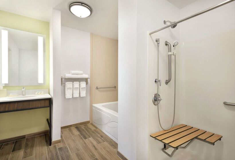 هتل Hilton Garden Inn Dubuque Downtown