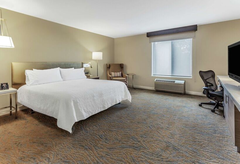 בית מלון כפרי Hilton Garden Inn St Charles