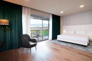 هتل Holiday Inn Nola   Naples Vulcano Buono, An Ihg