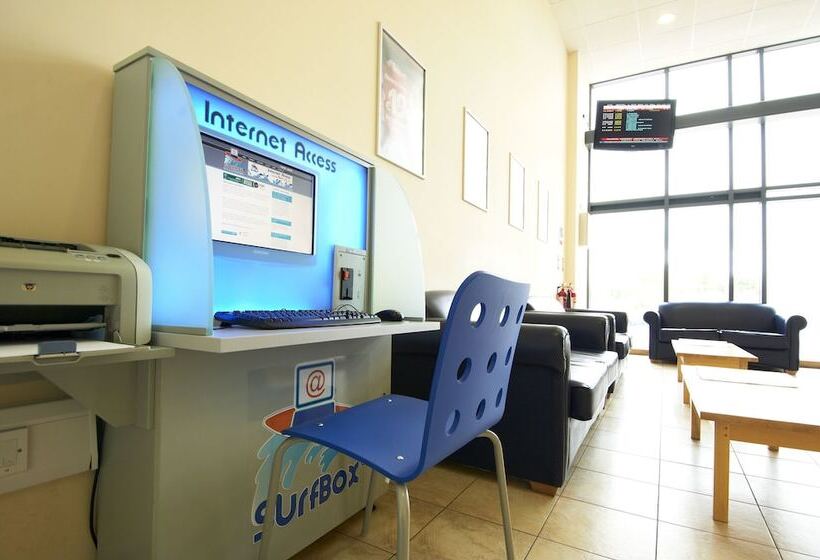 هتل Travelodge Limerick Castletroy