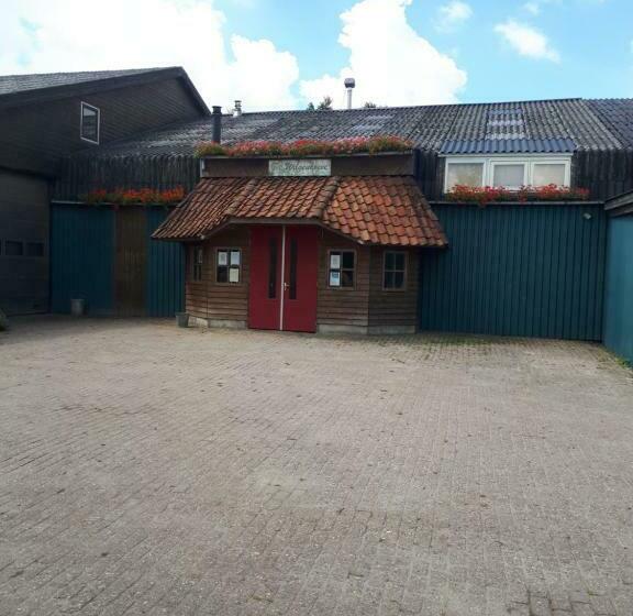 مبيت وإفطار Unieke Vriendenkamer Met Bedstedes Tot 11 Personen En 2 Rustig Gelegen Chalets 2 En 4 Persoons Te Hu