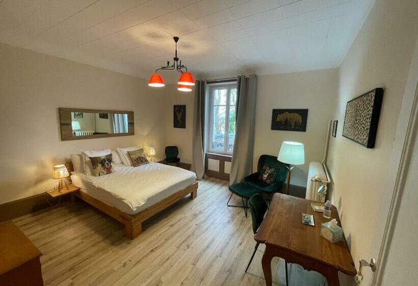 تختخواب و صبحانه La Maison Bleue « la Charade »
