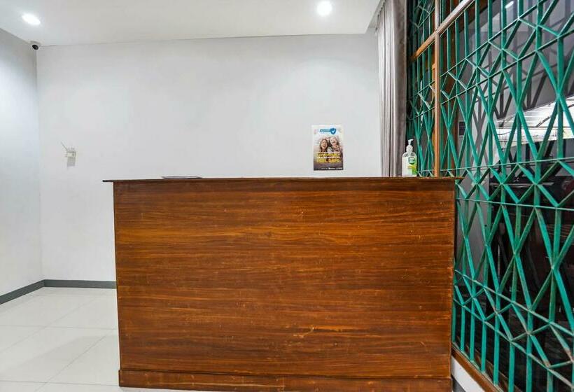 Отель Reddoorz Near Pasar Atom Mall